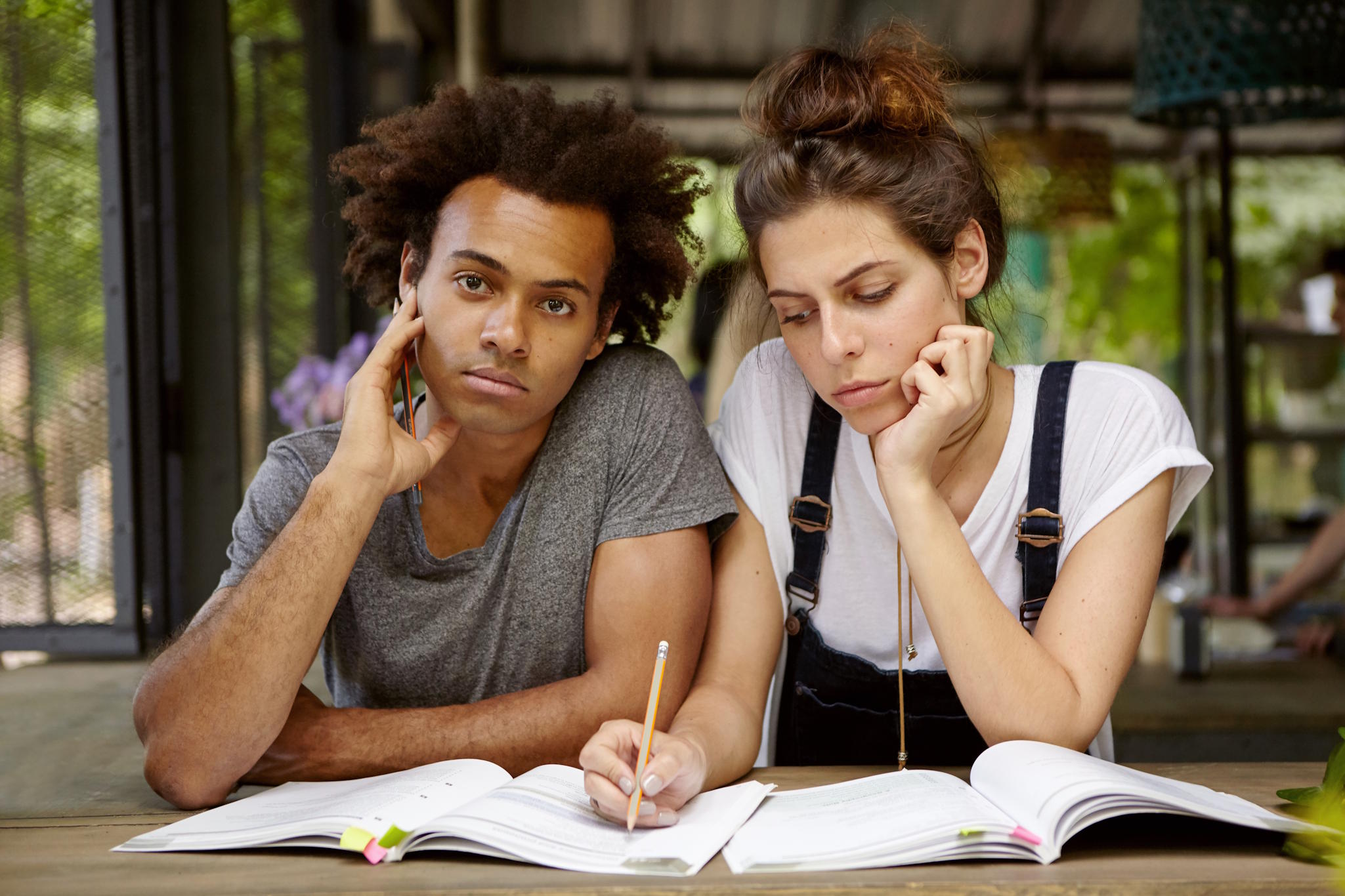 Binome-qui-etudie-papier