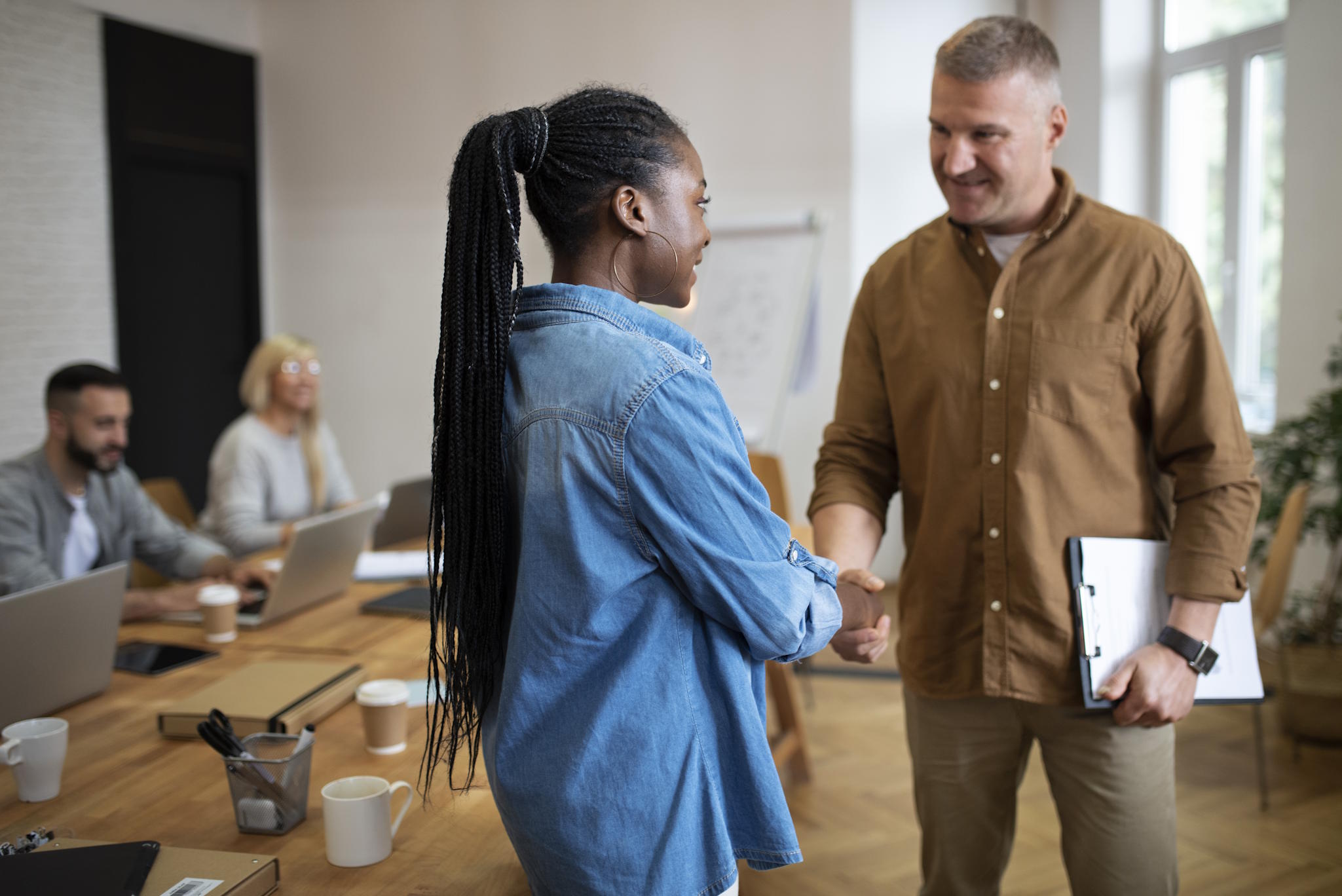 Jeune-apprentie-avec-son-tuteur