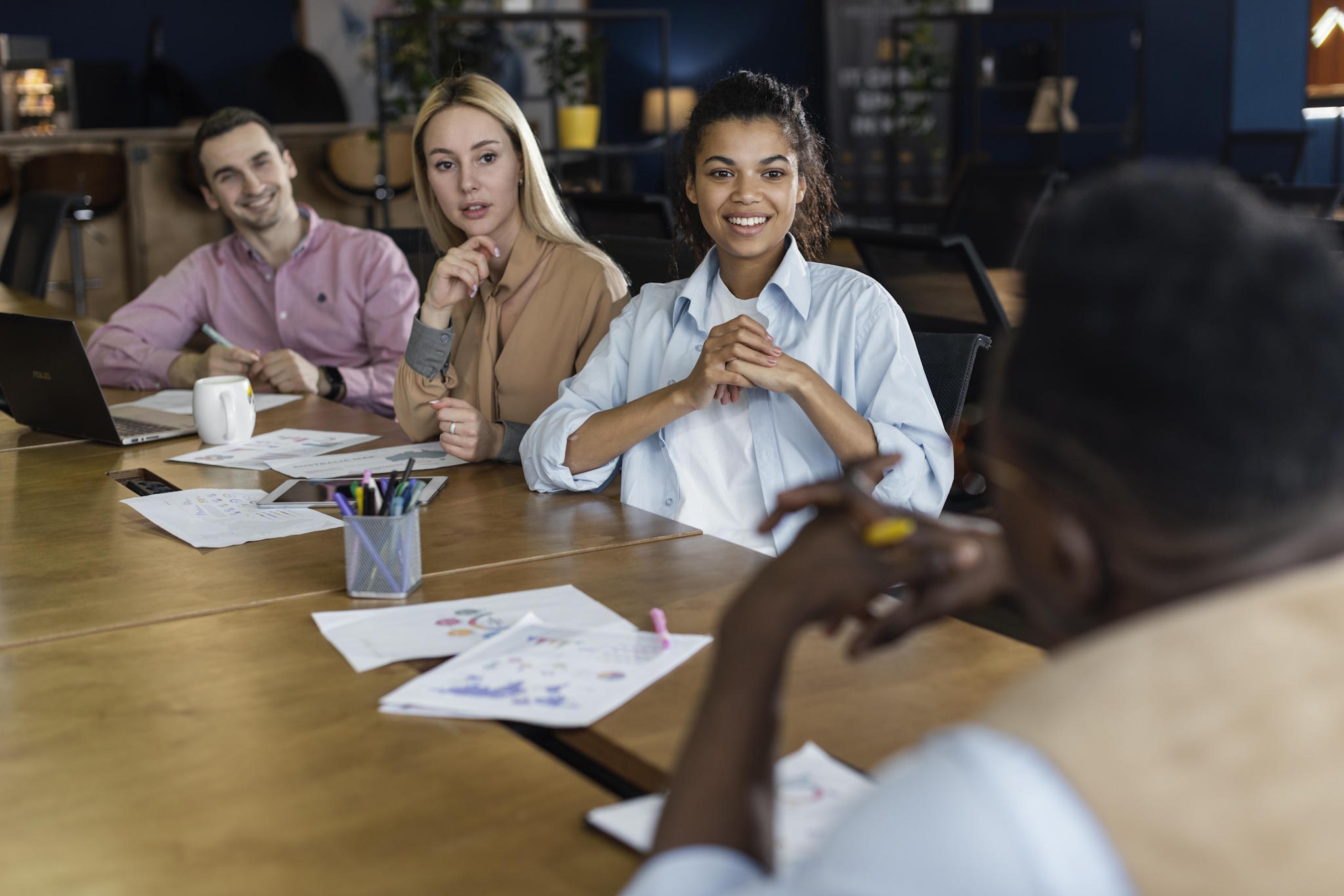 Jeune-apprentie-heureuse-de-participer