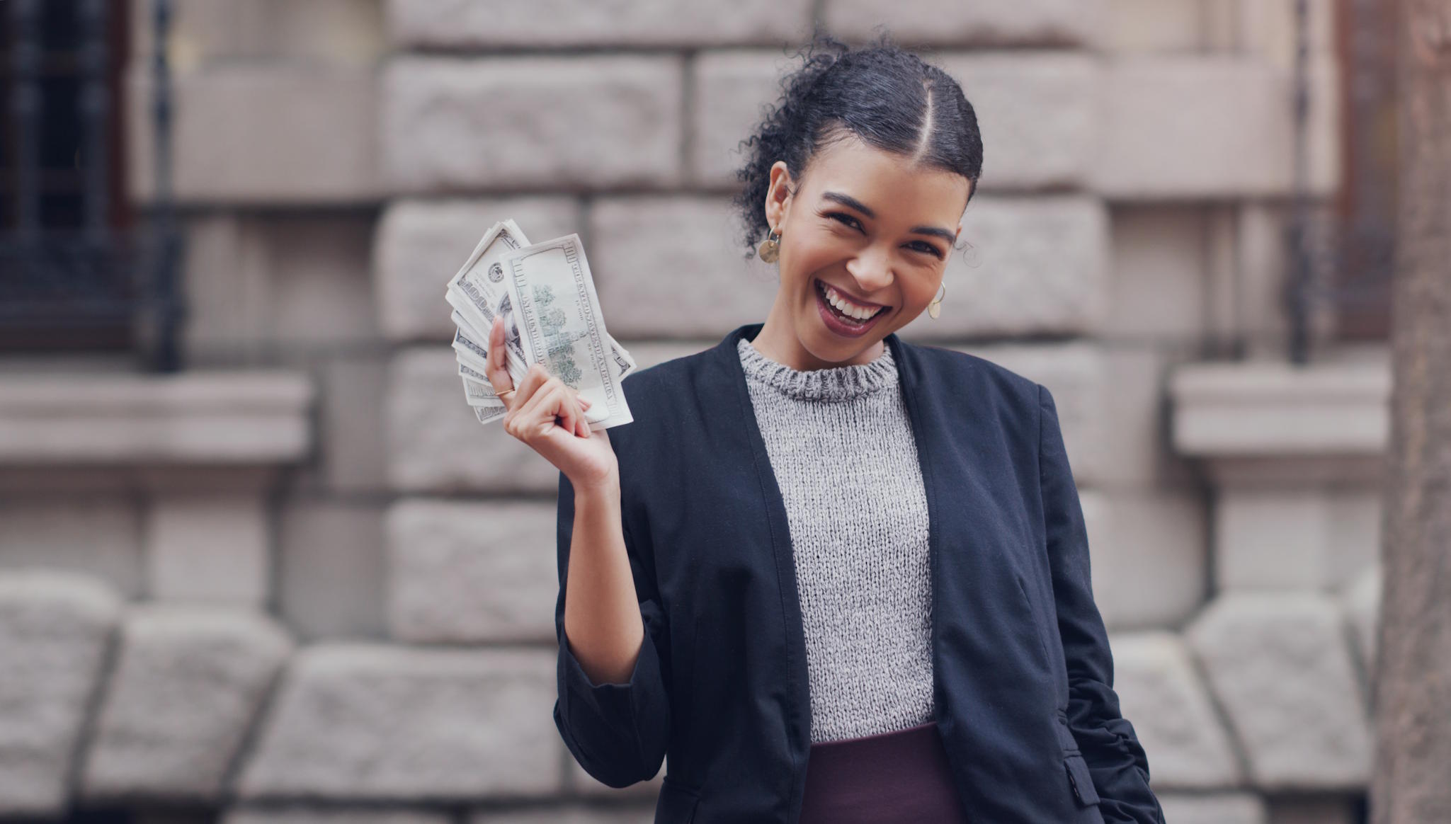 Jeune-femme-avec-billets-en-main