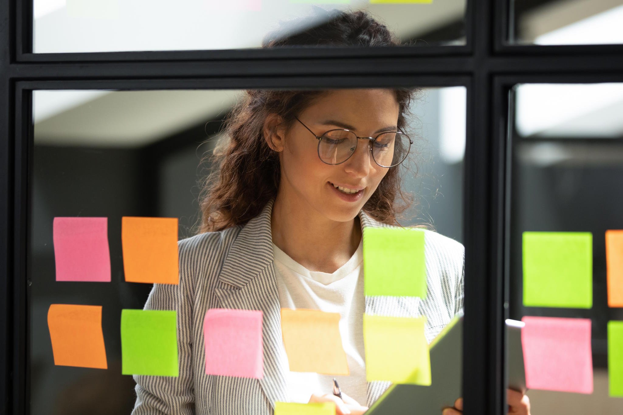 Jeune-femme-avec-plein-de-postits