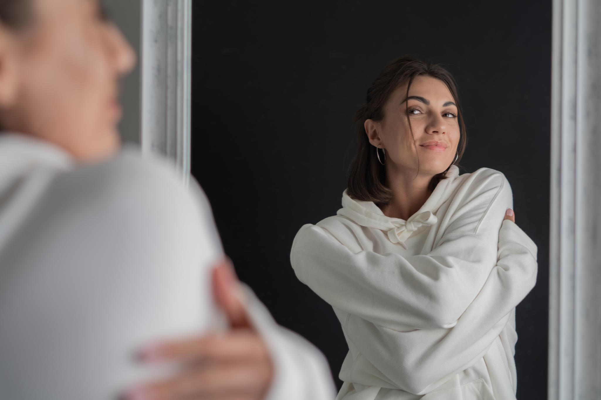 Jeune-femme-devant-son-miroir