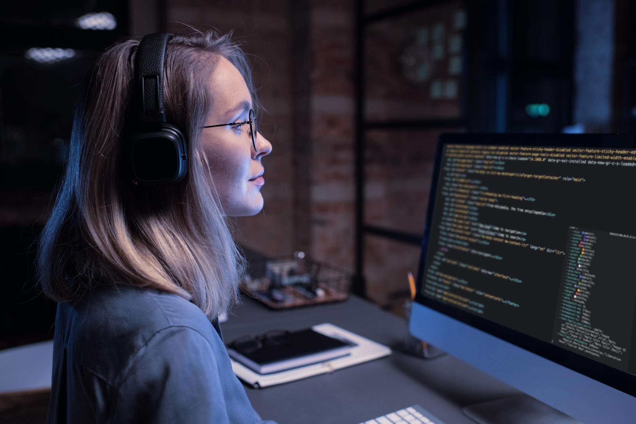 Jeune-femme-en-train-de-coder