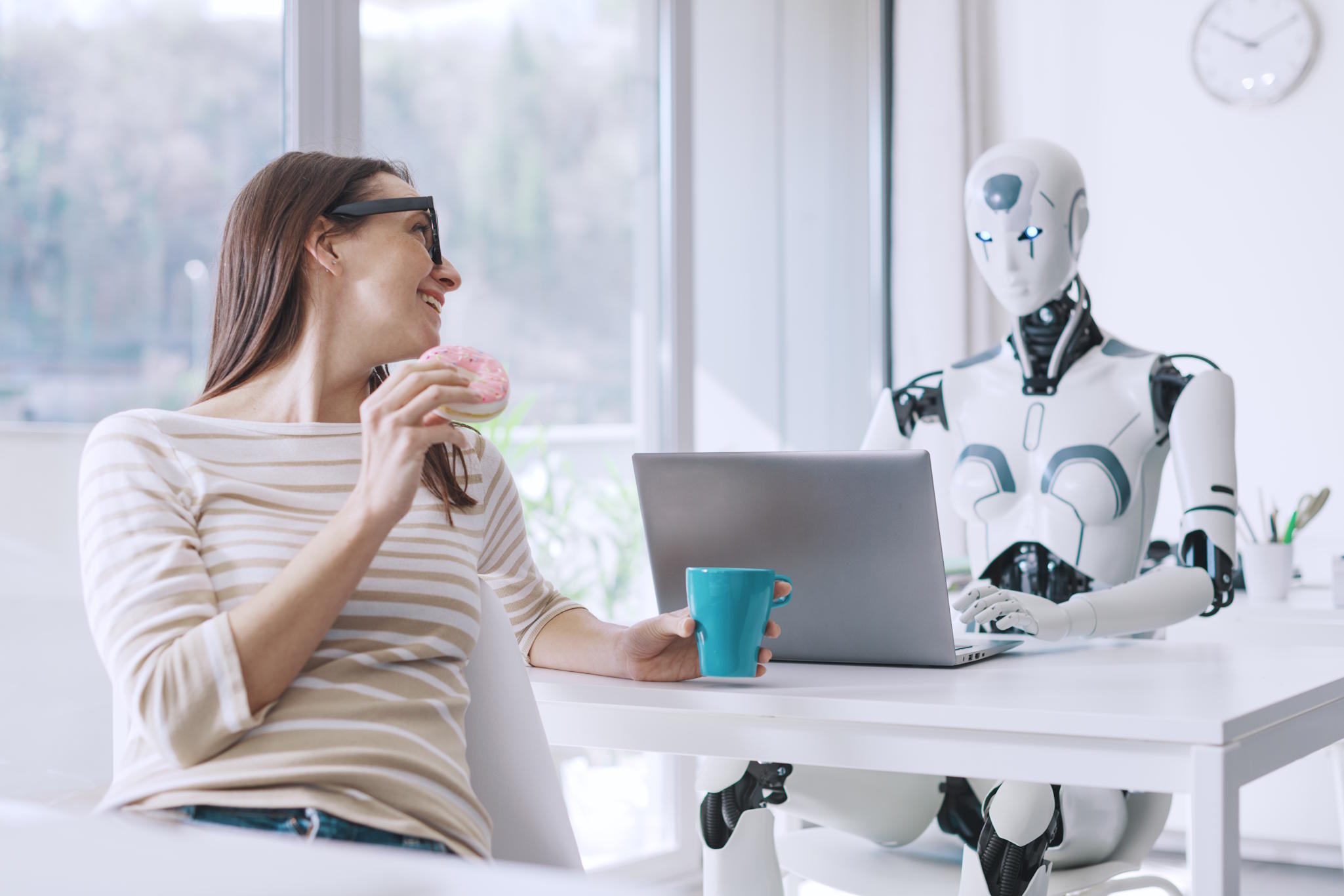 Jeune-femme-parle-avec-un-robot