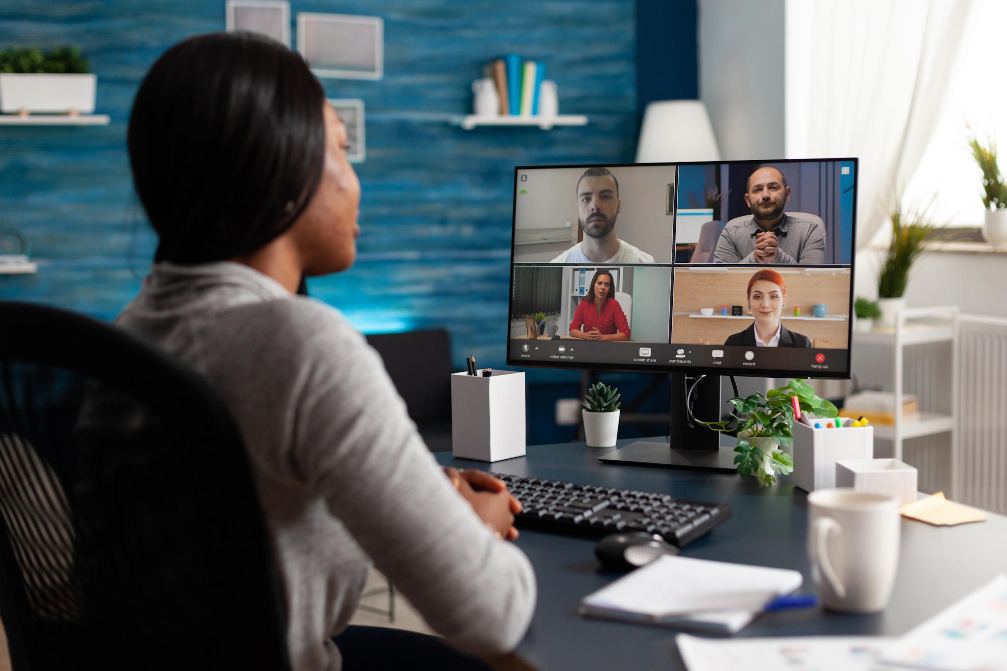 Jeune-femme-video-meeting