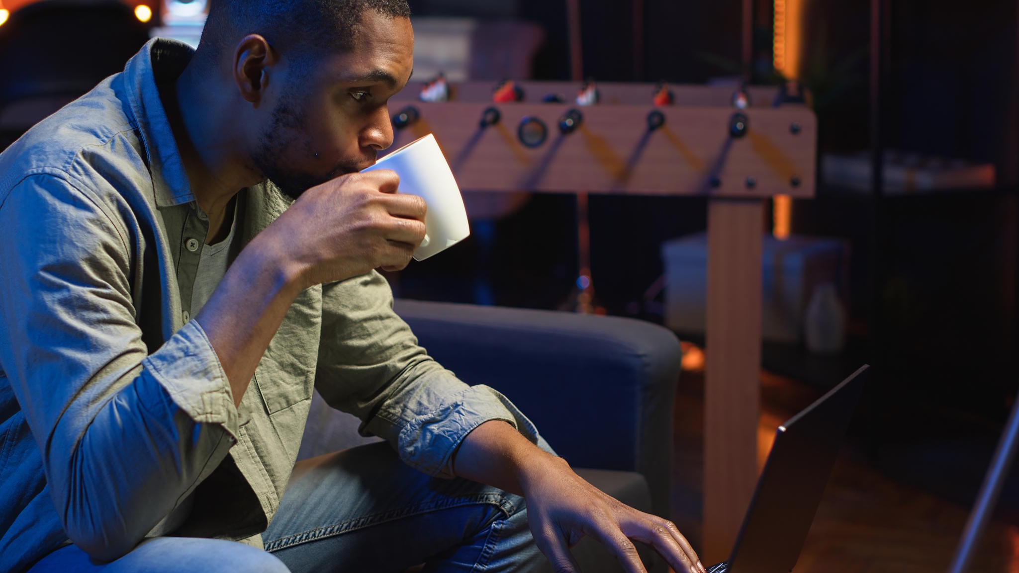 Jeune-homme-cafe-devant-pc-portable