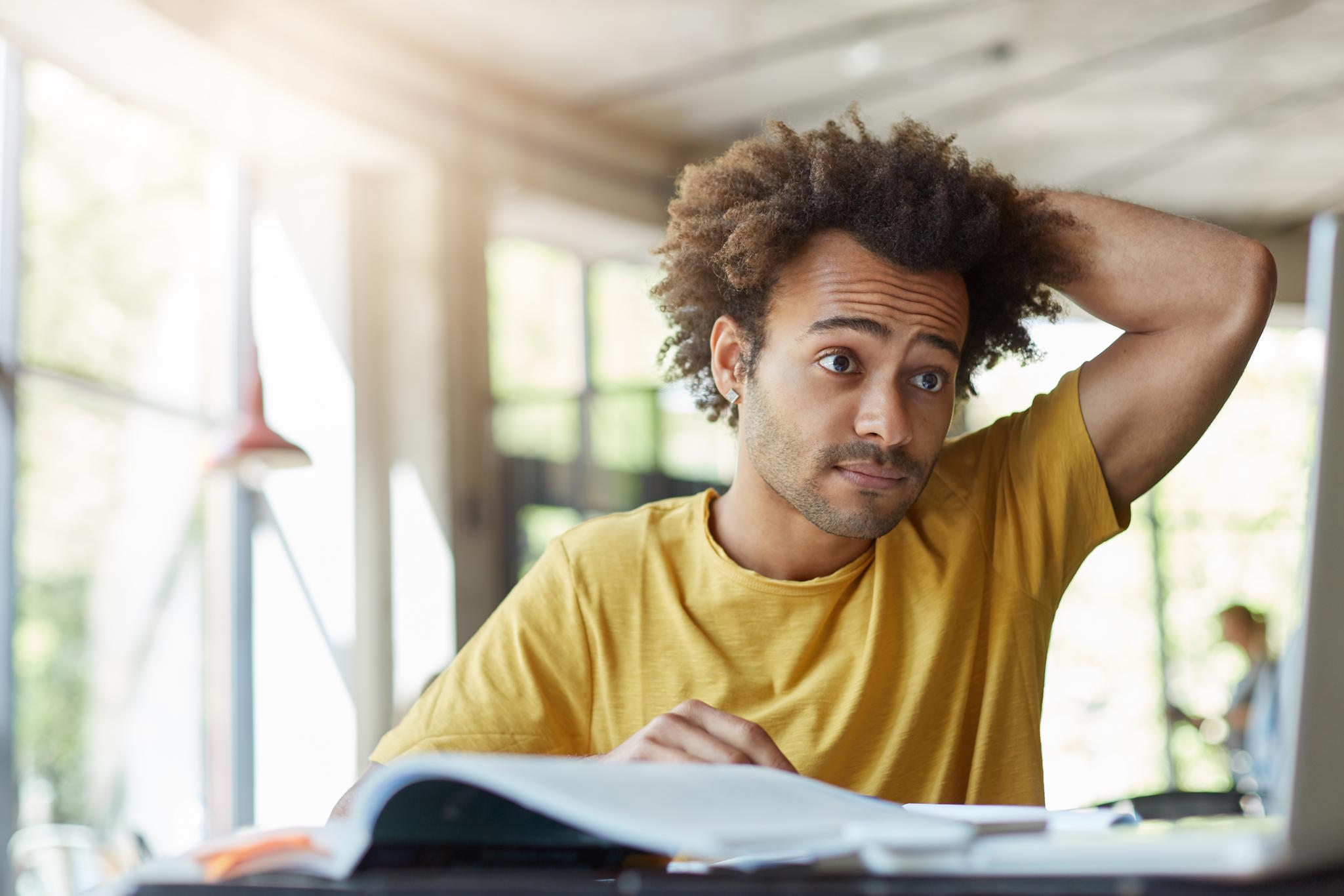 Jeune-homme-face-a-un-probleme